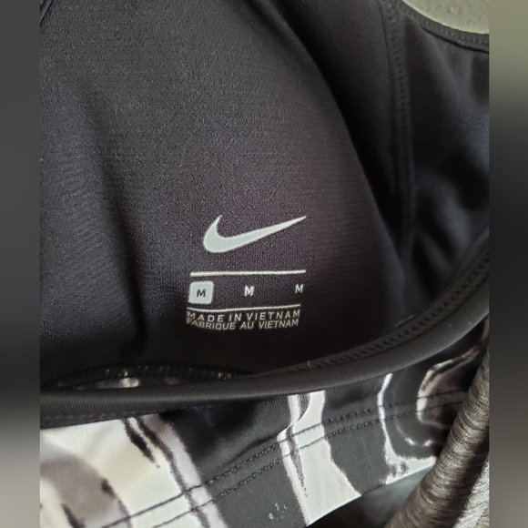 Nike 2 in 1 Tank Top w Built in Sports Bra - Picture 3 of 5